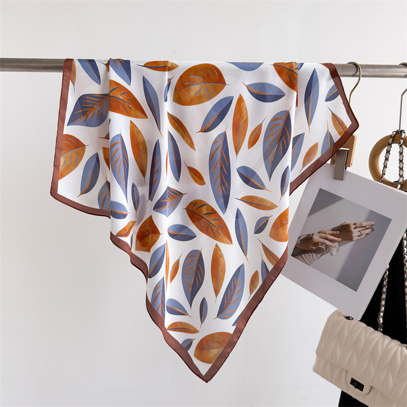 Luxury Brand Print 70cm Square - Face Scarf Mask recension och pris
